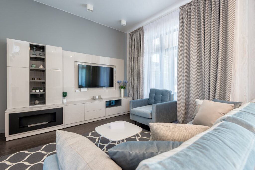 Zabudowa telewizora w salonie – pomysły i wskazówki