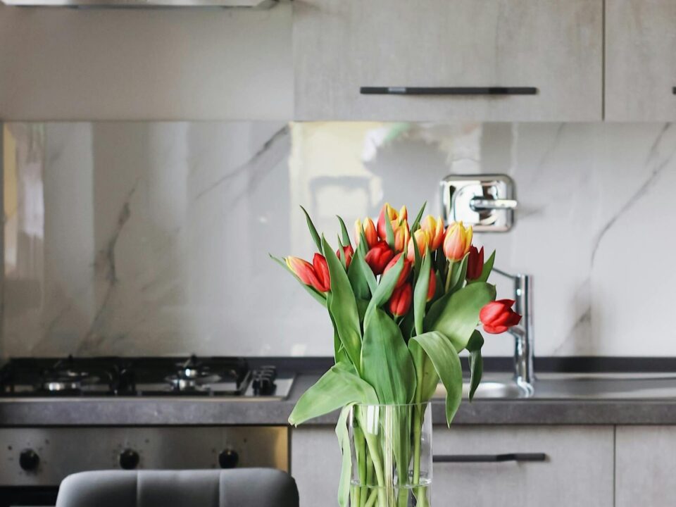 Szkło Lacobel – co to jest i gdzie się sprawdzi