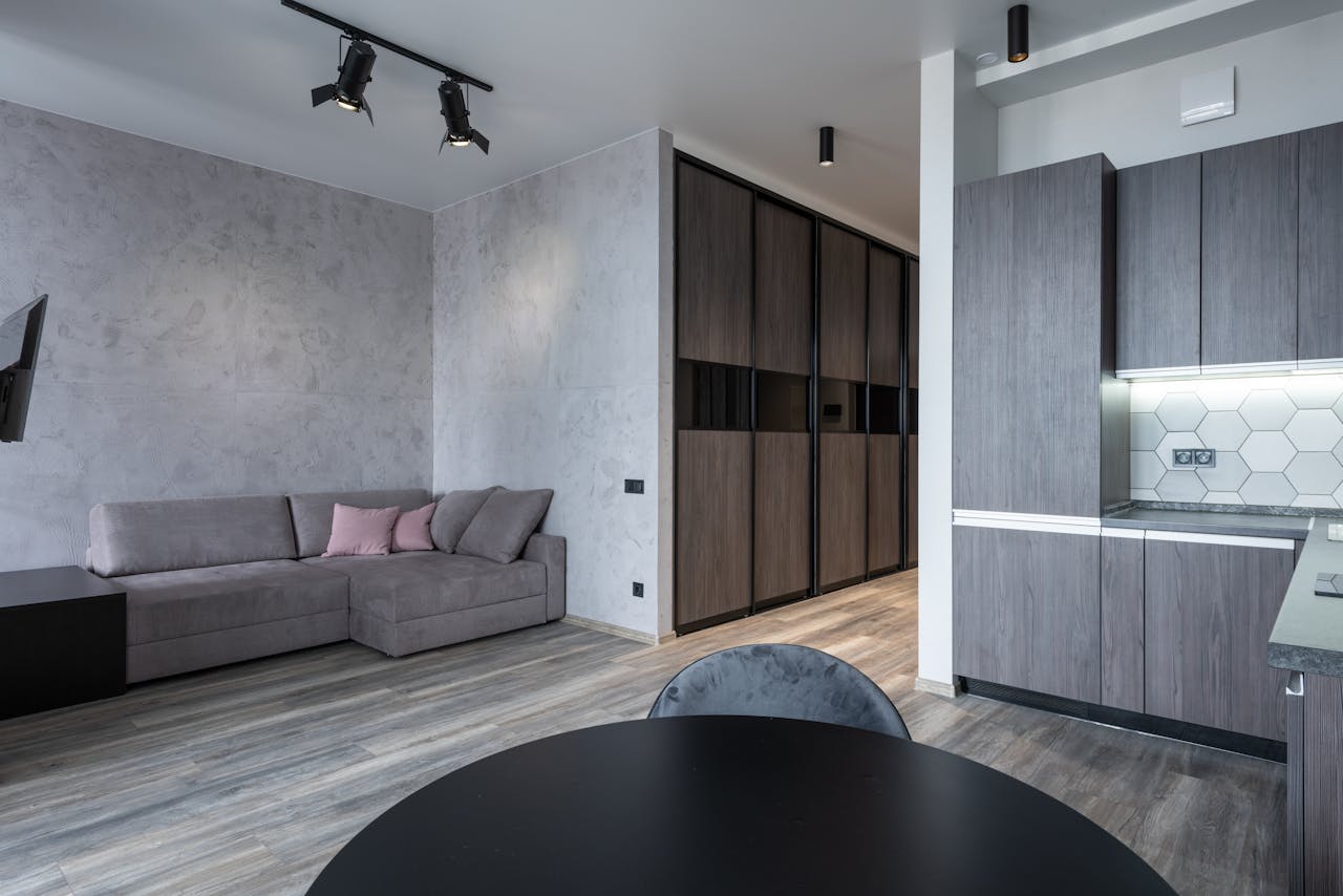 meble szara podłoga